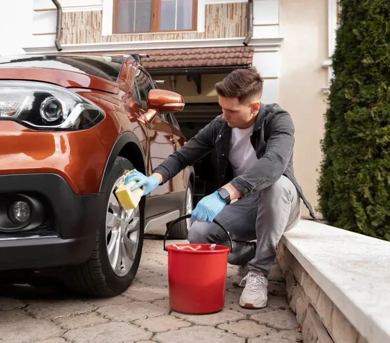 Lavage auto à domicile Fontanges : professionnel intervenant sur un véhicule
